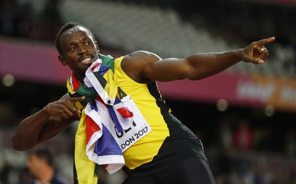 Usain Bolt faz o seu famoso raio após vencer o bronze no último mundial da carreira. - Sputnik Brasil