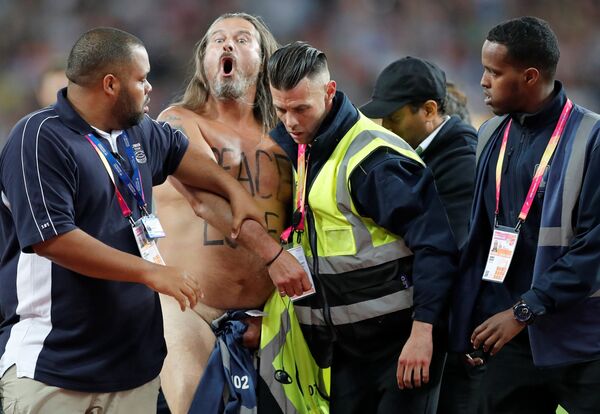 Manifestante nu é contido pela polícia após invadir a pista de corrida no mundial de Londres. - Sputnik Brasil