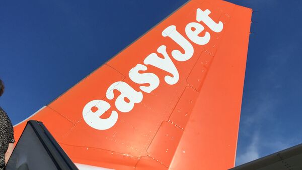An Airbus in British airline EasyJet livery is pictured on July 3, 2015 on the tarmac at the Lille-Lesquin airport, northern France. - Sputnik Brasil
