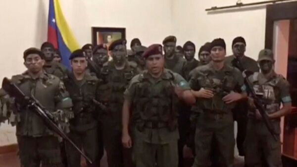 Uma imagem estática do vídeo divulgado pela Operação David Carabobo supostamente mostra um grupo de homens vestidos com uniformes militares que anunciam insurreição em Valência, Venezuela 6 de agosto de 2017. - Sputnik Brasil