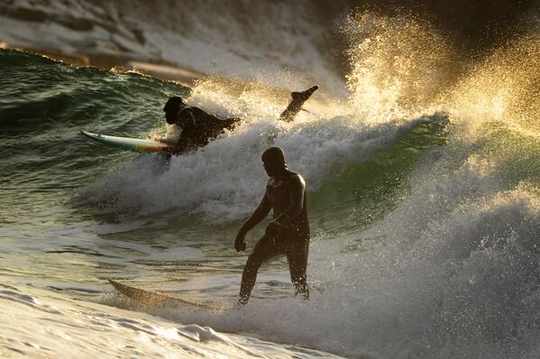 A foto de Yuri Smityuk da série “Surfe de Inverno nas Costas do Pacífico na Rússia” que ficou em terceiro lugar na nomeação “Esporte” - Sputnik Brasil