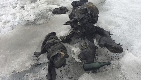Sapatos e roupa em uma geleira nos Alpes suíços, onde foram encontrados dois corpos - Sputnik Brasil