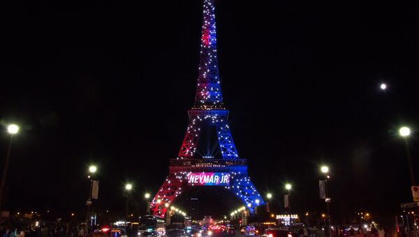 Torre Eiffel pintada com cores do PSG em homenagem à chegada de Neymar - Sputnik Brasil