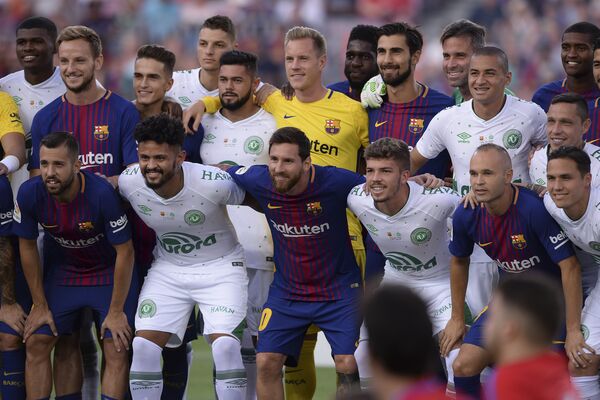 Jogadores de Barcelona e Chapecoense se confraternizaram antes da bola rolar no estádio Camp Nou - Sputnik Brasil