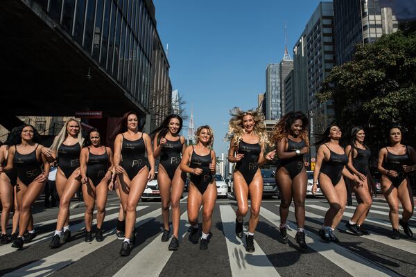 Modelos participantes do concurso BumBum Brasil 2017 desfilam na Avenida Paulista, em São Paulo - Sputnik Brasil