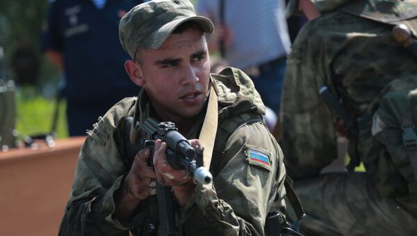 Militar russo passando o `percurso de obstáculos` no concurso de tropas de reconhecimento no âmbito dos Jogos Internacionais do Exército - Sputnik Brasil