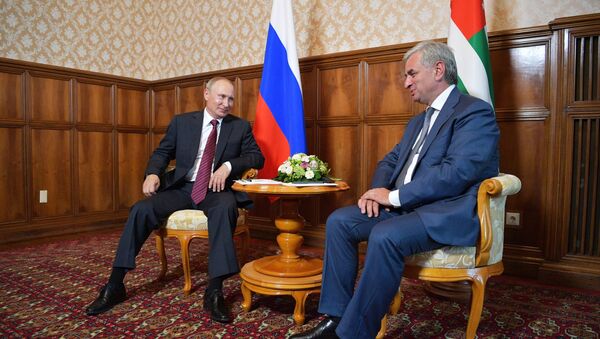 President Vladimir Putin and President of Abkhazia Raul Khadjimba, right, during a meeting - Sputnik Brasil
