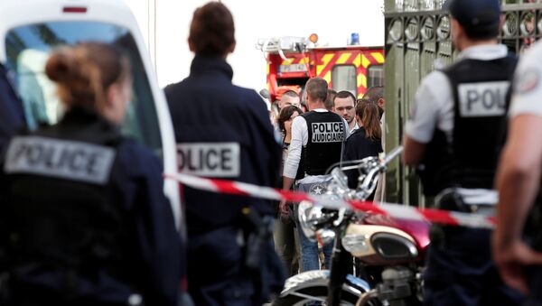 Polícia investiga o lugar do ataque, onde soldados franceses foram atropelados por um veículo no subúrbio parisiense de Levallois-Perret, França, 9 de agosto de 2017 - Sputnik Brasil