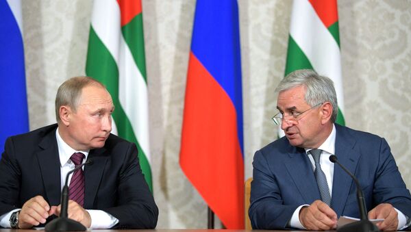 President Vladimir Putin and President of Abkhazia Raul Khadjimba, right, during a news conference following talks, August 8, 2017. - Sputnik Brasil
