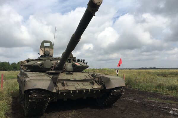 Um tanque soviético T-72 que participou de uma das fases do Rembat 2017 em Omsk - Sputnik Brasil