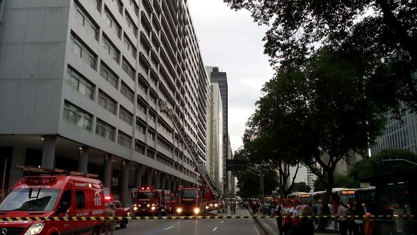 Bombeiros trabalham em local de incêndio no Centro do Rio de Janeiro, na Avenida Presidente Vargas - Sputnik Brasil
