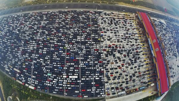 Vehicles are seen stuck in a traffic jam near a toll station as people return home at the end of a week-long national day holiday, in Beijing, China, October 6, 2015 - Sputnik Brasil