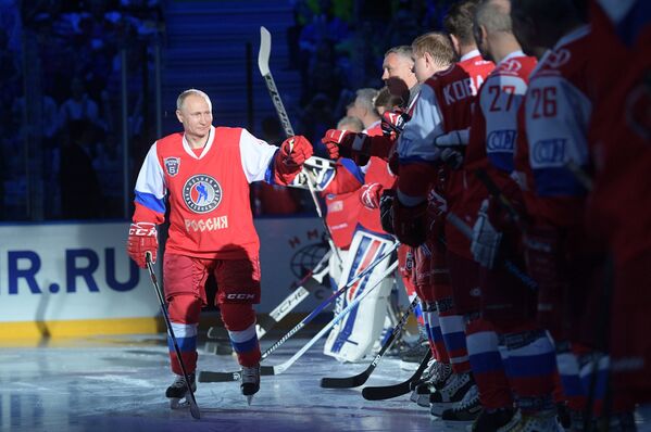 Presidente da Rússia, Vladimir Putin, antes do início do festival da Liga Noturna de Hóquei no Gelo em Sochi - Sputnik Brasil