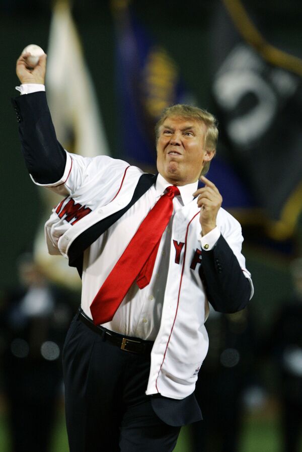 Donald Trump faz o primeiro lanço durante o jogo entre o Boston Red Sox e o New York Yankees - Sputnik Brasil