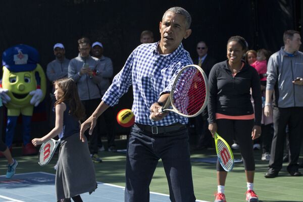 O ex-presidente dos EUA, Barack Obama, durante uma partida de tênis - Sputnik Brasil