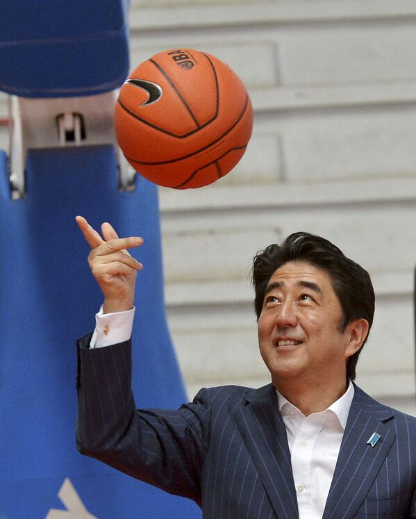 O premiê japonês, Shinzo Abe, com uma bola de basquete - Sputnik Brasil