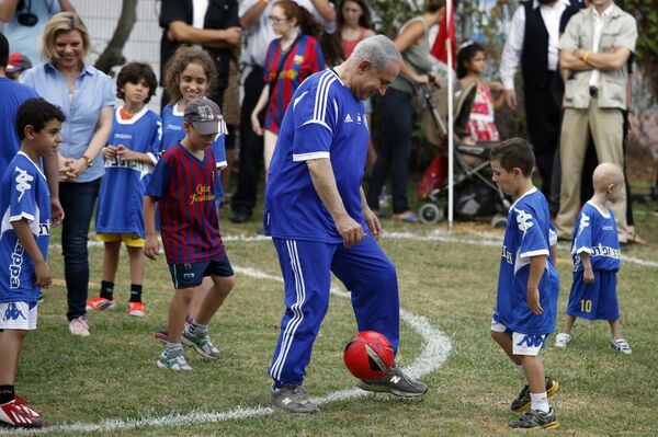 O primeiro-ministro do Israel, Benjamin Netanyahu, jogando futebol - Sputnik Brasil