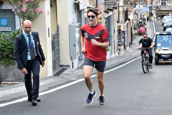 O premiê do Canadá, Justin Trudeau, durante uma corrida na comuna italiana de Taormina depois da cúpula do G7 - Sputnik Brasil