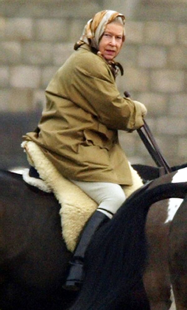 A Rainha Elizabeth II do Reino Unido durante equitação no Castelo de Windsor - Sputnik Brasil