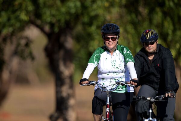 A presidente afastada do Brasil, Dilma Rousseff, segue em bicicleta na zona do Palácio da Alvorada em Brasília - Sputnik Brasil