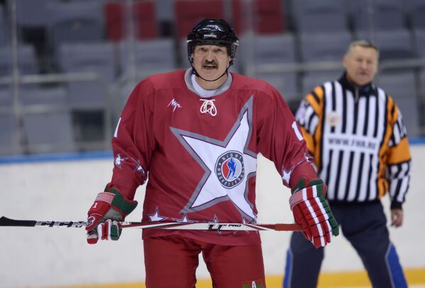 O presidente da Bielorrússia, Aleksandr Lukashenko, durante um jogo amigável de hóquei no gelo em Sochi - Sputnik Brasil