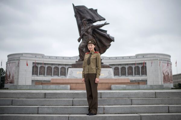 A guia e a capitã do exército norte-coreano Choe Un-Jong em frente ao Museu da Guerra em Pyongyang - Sputnik Brasil