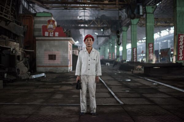 Kang Chol-Su, operário de uma fundição de aço ao sul de Pyongyang - Sputnik Brasil