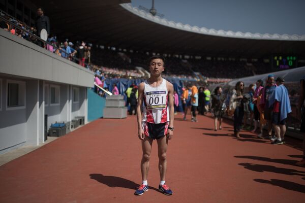 O maratonista Pak Chol posa depois da vitória na maratona de Pyongyang - Sputnik Brasil