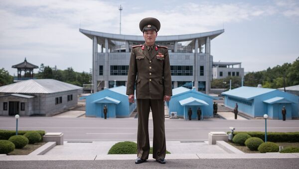 Militar do exército norte-coreano perante a linha de demarcação entre as duas Coreias - Sputnik Brasil