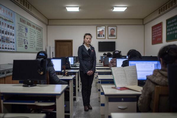 Professora em uma sala de aula na fábrica de seda em Pyongyang - Sputnik Brasil
