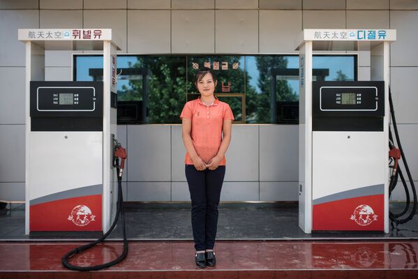 Operadora de um posto de gasolina em Sinchon, Coreia do Norte - Sputnik Brasil