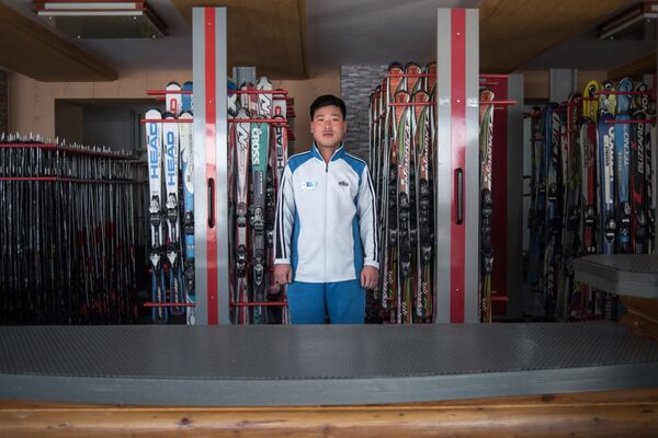 Funcionário do serviço de aluguel de equipamento esportivo em uma estação de esqui de montanha na Coreia do Norte - Sputnik Brasil