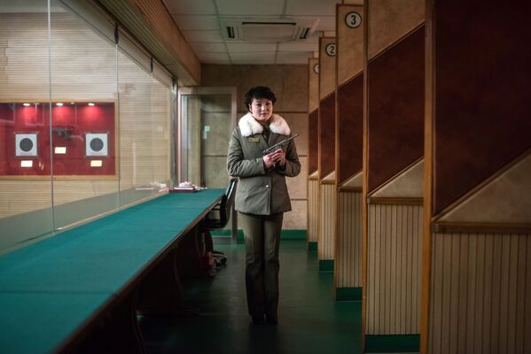 A instrutora de tiro Kim Su-Ryon no seu local de trabalho em Pyongyang - Sputnik Brasil