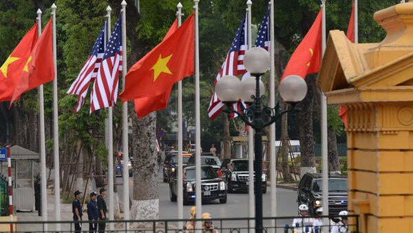 Bandeiras do Vietnã e dos EUA (foto de arquivo) - Sputnik Brasil