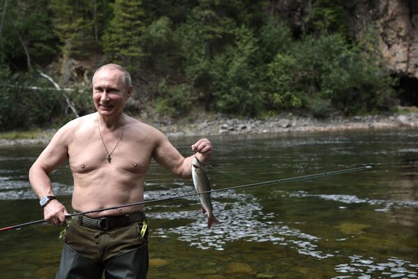 O presidente russo Vladimir Putin durante a pesca em um lago de montanha, na república russa de Tuva, onde o político passou suas breves férias de verão - Sputnik Brasil