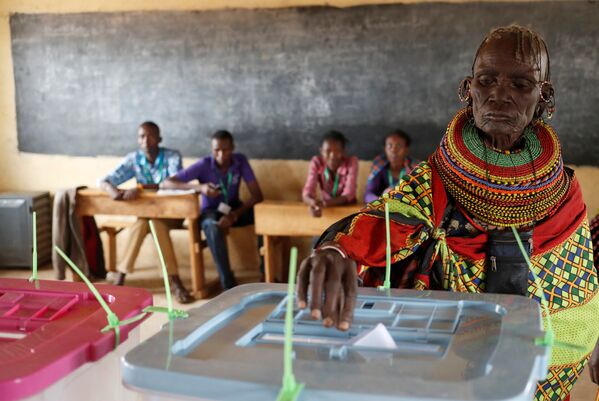 Uma mulher da tribo africana Turkana vota nas presidenciais quenianas em uma aldeia - Sputnik Brasil