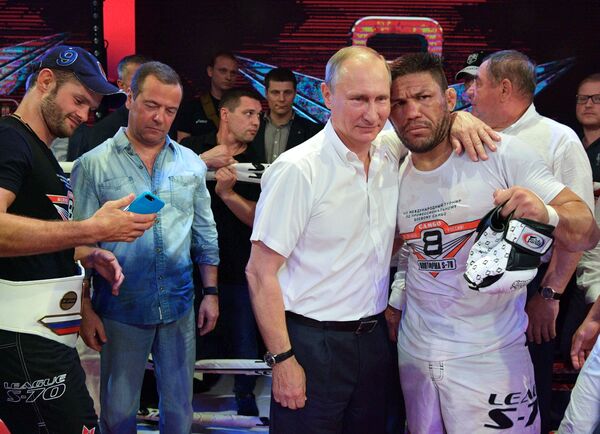 O presidente russo Vladimir Putin tira uma fotografia com o tetracampeão mundial de kickboxing e boxe, Luis Sergio Melo Júnior, em um torneio de sambo de combate, na cidade de Sochi - Sputnik Brasil