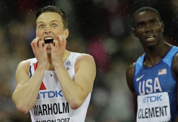 O atleta norueguês Karsten Warholm reage à sua vitória na corrida de 400 metros com barreiras no Mundial de Atletismo 2017 - Sputnik Brasil