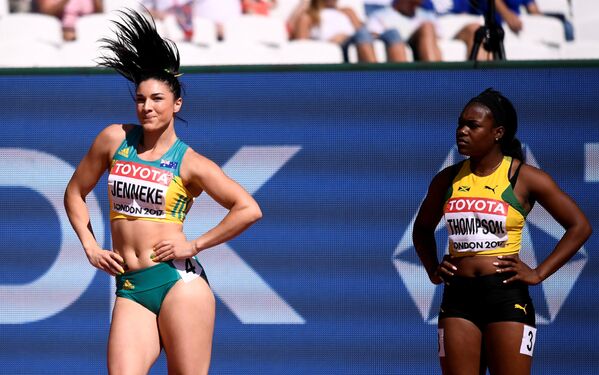 Michelle Jenneke, da Austrália, e Elaine Thompson, da Jamaica, antes da competição 100 metros com barreiras, no estádio de Londres onde está decorrendo o Mundial de Atletismo 2017 - Sputnik Brasil