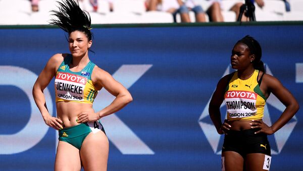 Michelle Jenneke, da Austrália, e Elaine Thompson, da Jamaica, antes da competição 100 metros com barreiras, no estádio de Londres onde está decorrendo o Mundial de Atletismo 2017 - Sputnik Brasil