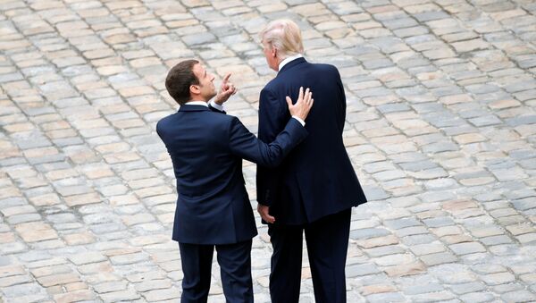 French President Emmanuel Macron and U.S. President Donald Trump attend a welcoming ceremony at the Invalides in Paris, France, July 13, 2017. - Sputnik Brasil