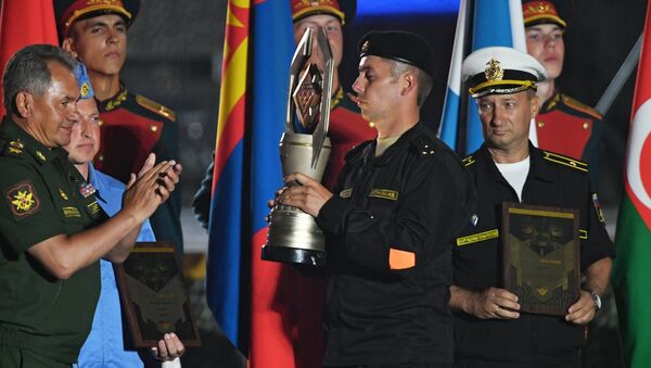 O ministro da Defesa russo, Sergei Shoigu, parabeniza as equipes vencedoras nos Jogos Internacionais de Exército 2017, no polígono de Alabino, em 12 de agosto de 2017 - Sputnik Brasil