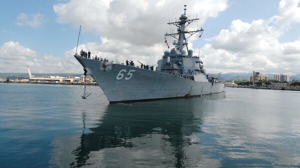 Destróier USS Benfold num porto do Havaí - Sputnik Brasil