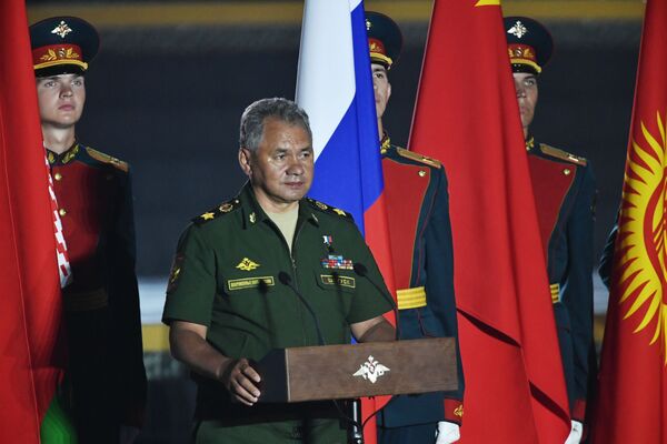Ministro da Defesa russo, Sergei Shoigu, participa da cerimônia de encerramento dos Jogos Internacionais de Exército 2017 - Sputnik Brasil