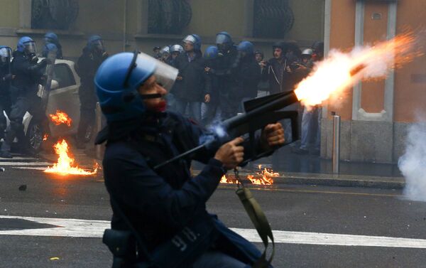 Um policial dispara gás lacrimogêneo durante uma manifestação contra Expo 2015 em Milão, Itália, 1 de maio de 2015. - Sputnik Brasil