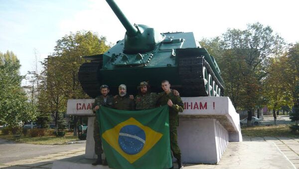 Rafael Lusvarghi (o terceiro, da esquerda para a direita) com seus camaradas da Milícia Popular de Donbass - Sputnik Brasil