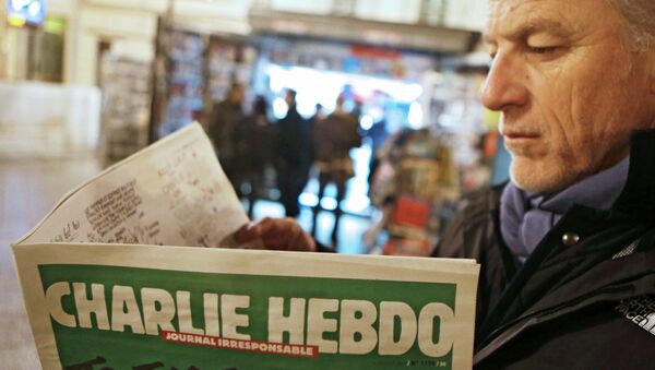 A primeira edição (depois do ataque) do semanal satírico francesa Charlie Hebdo - Sputnik Brasil