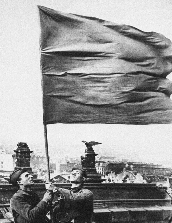 Bandeira soviética sobre o Reichstag - Sputnik Brasil