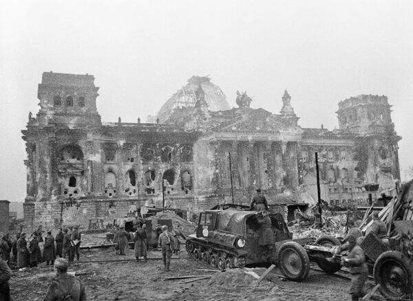 As tropas soviéticas na frente do Reichstag - Sputnik Brasil