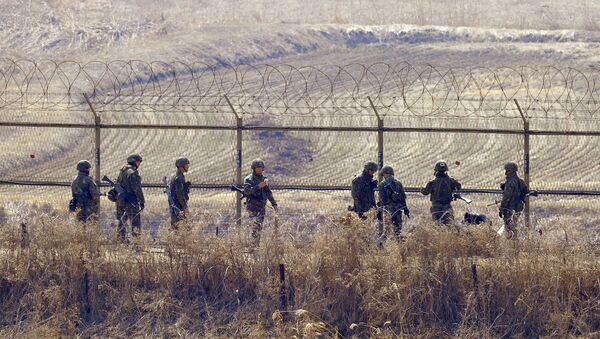 Soldados sul-coreanos perto da zona desmilitarizada na fronteira com a Coreia do Norte - Sputnik Brasil